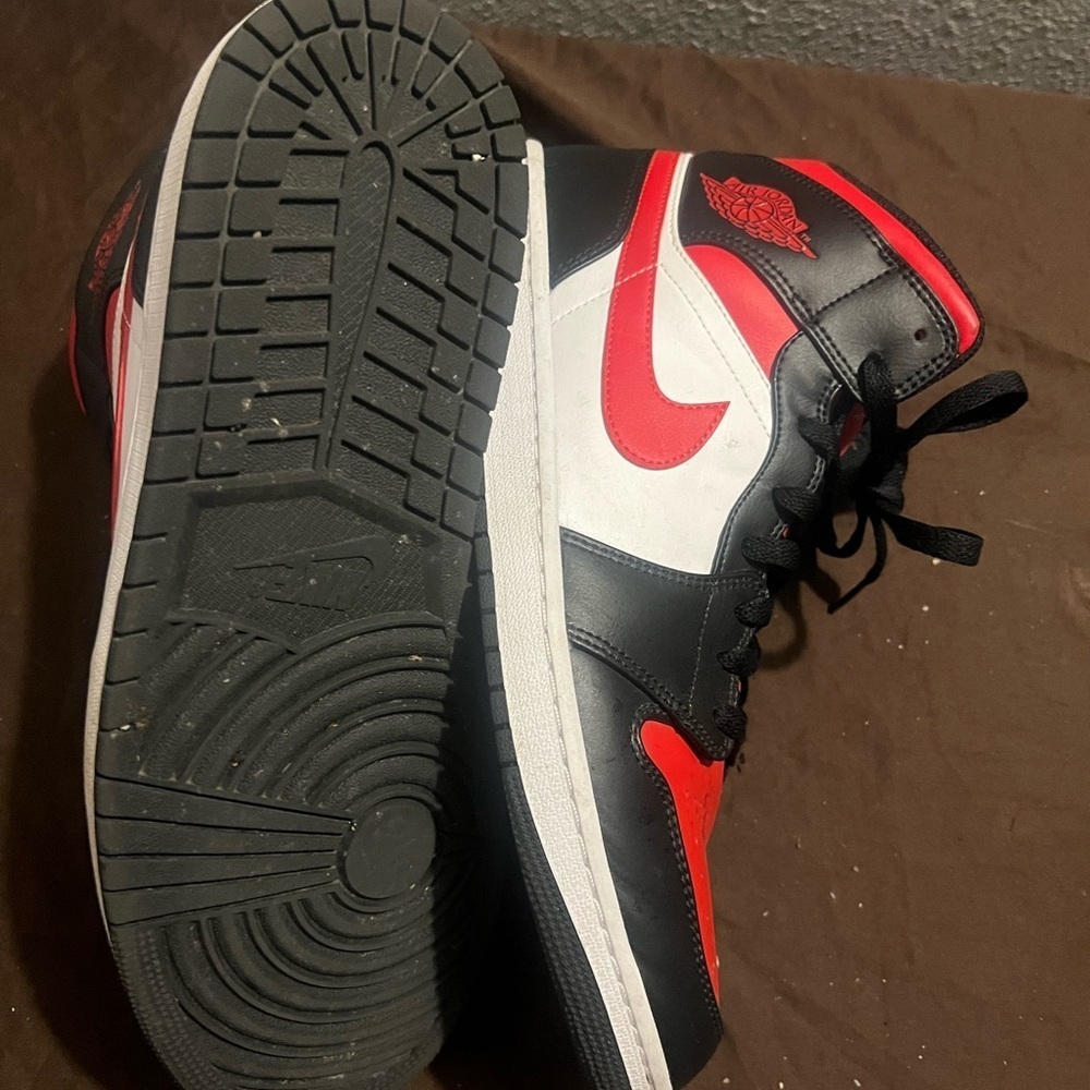 Nike Kids' Black and Red Sneakers Air Jordan 1 Mid Bred - Picture 4 of 6